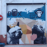 Mural de perros en puerta de Box de Crossfit en Madrid