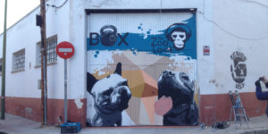 Mural de perros en puerta de Box de Crossfit en Madrid