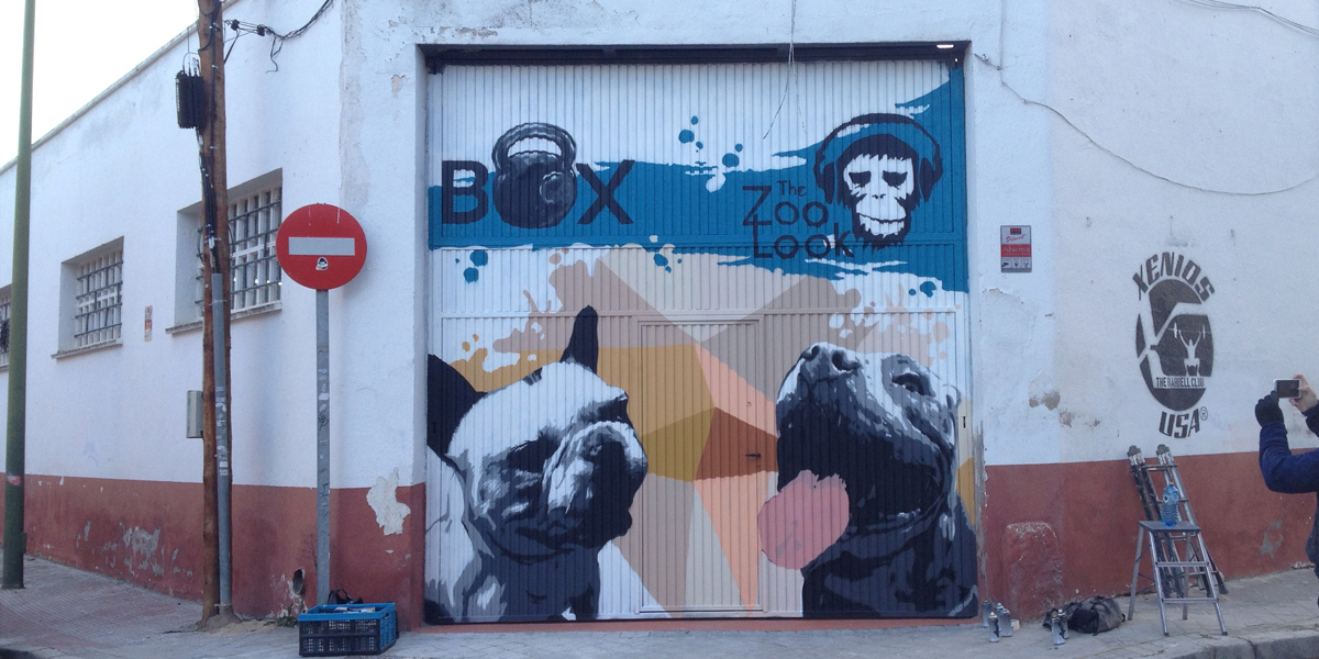 Mural de perros en puerta de Box de Crossfit en Madrid