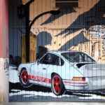 Mural decorativo de coche en puerta de garaje en Valladolid