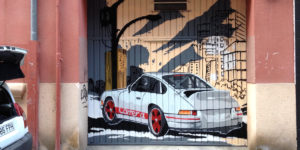 Mural decorativo de coche en puerta de garaje en Valladolid
