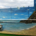 Mural de paisaje de playa con barca en patio