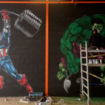 Graffiti grande del Capitán América y de Hulk en gimnasio