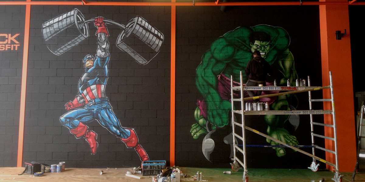Graffiti grande del Capitán América y de Hulk en gimnasio