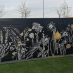 Mural decorativo de flores en patio.