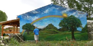 Graffiti de arcoiris en fachada de Segovia