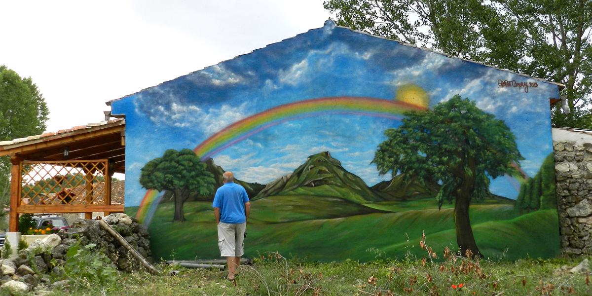 Graffiti de arcoiris en fachada de Segovia