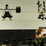 Graffiti profesional de siluetas de CrossFit en box de Rivas