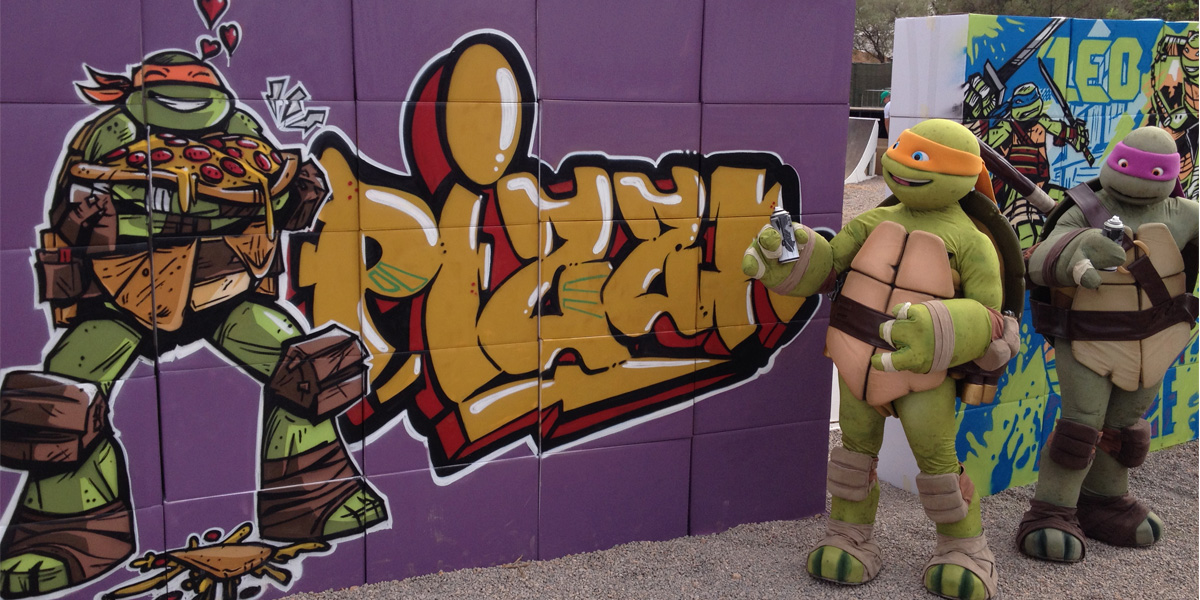 Tortugas ninja posando junto a los graffitis