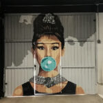 Mural de Audrey Herpburn en Madrid.