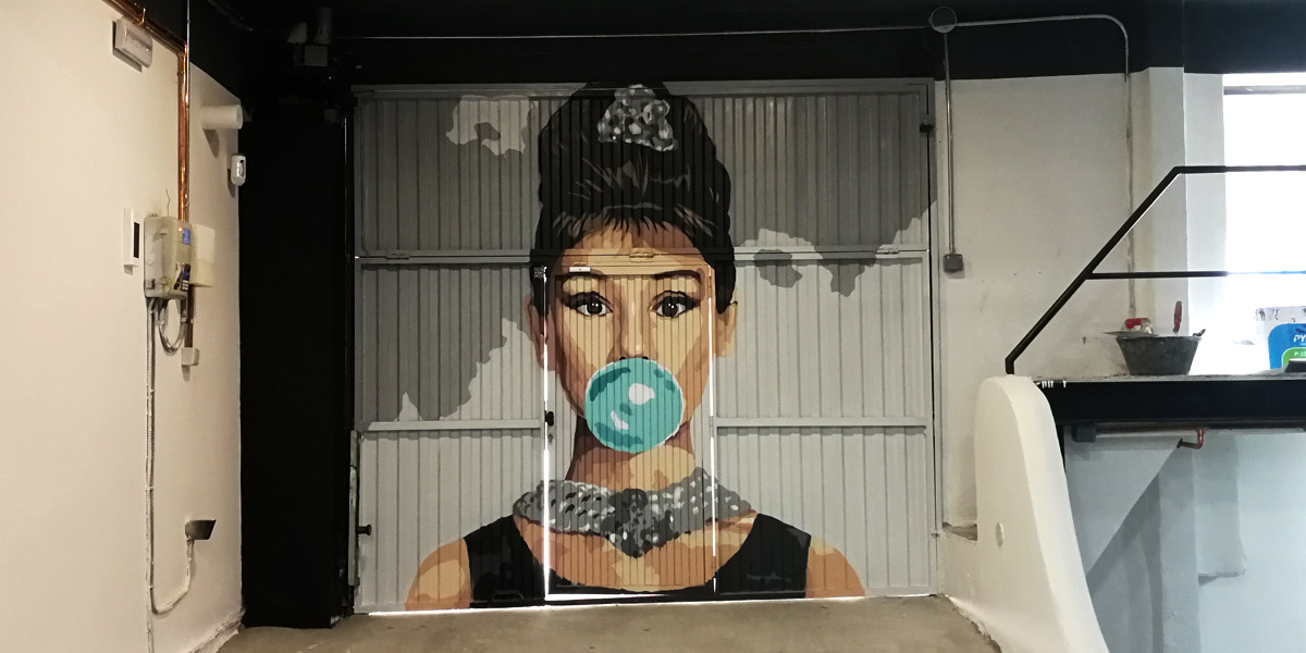 Mural de Audrey Herpburn en Madrid.