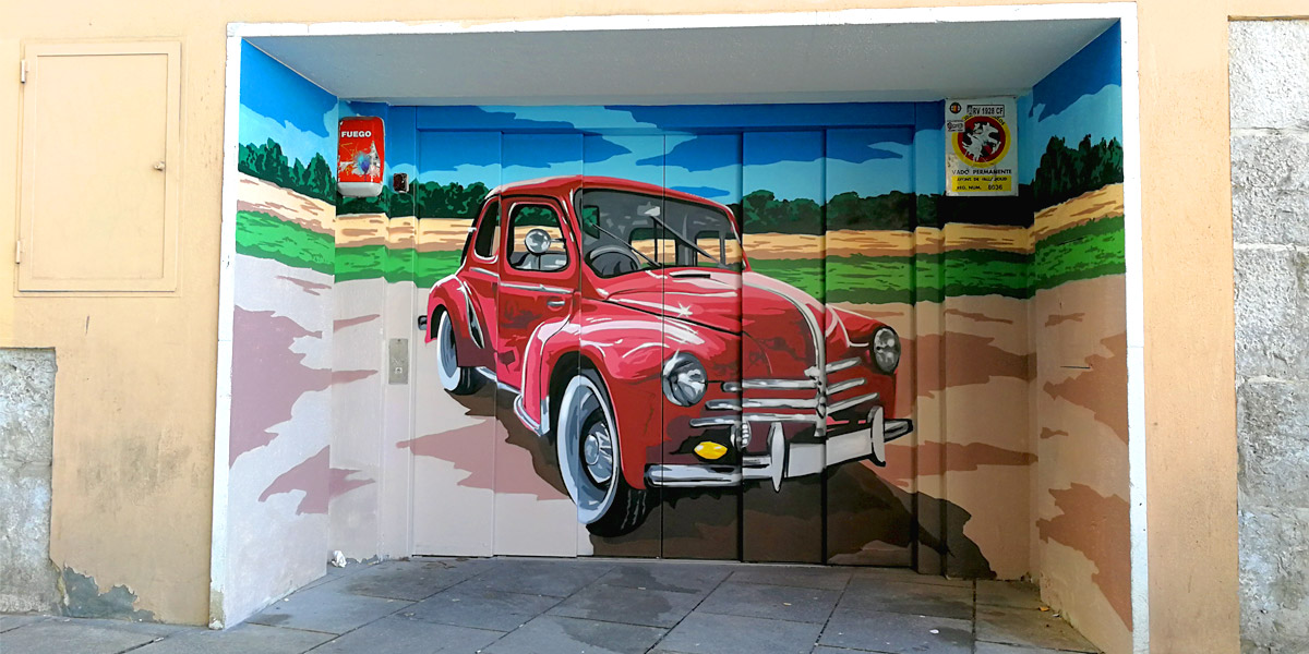 Puera de garaje de Valladolid con graffiti.