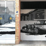 Grafiti de coche clásico en Madrid.