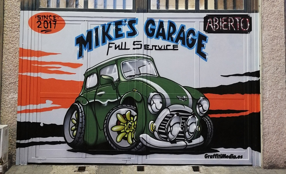 Graffiti de coche en taller mecánico.