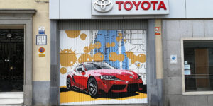 Graffiti profesional en puerta de concesionario Toyota.