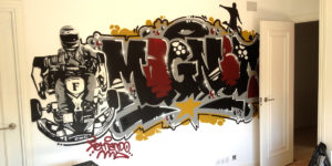 Graffiti de nombre con car en habitación juvenil