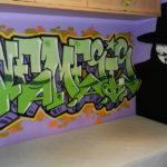 Graffiti profesional en habitación juvenil de Madrid
