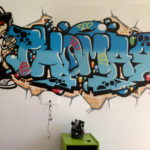 Graffiti con el nombre de Thomas en habitación de Madrid