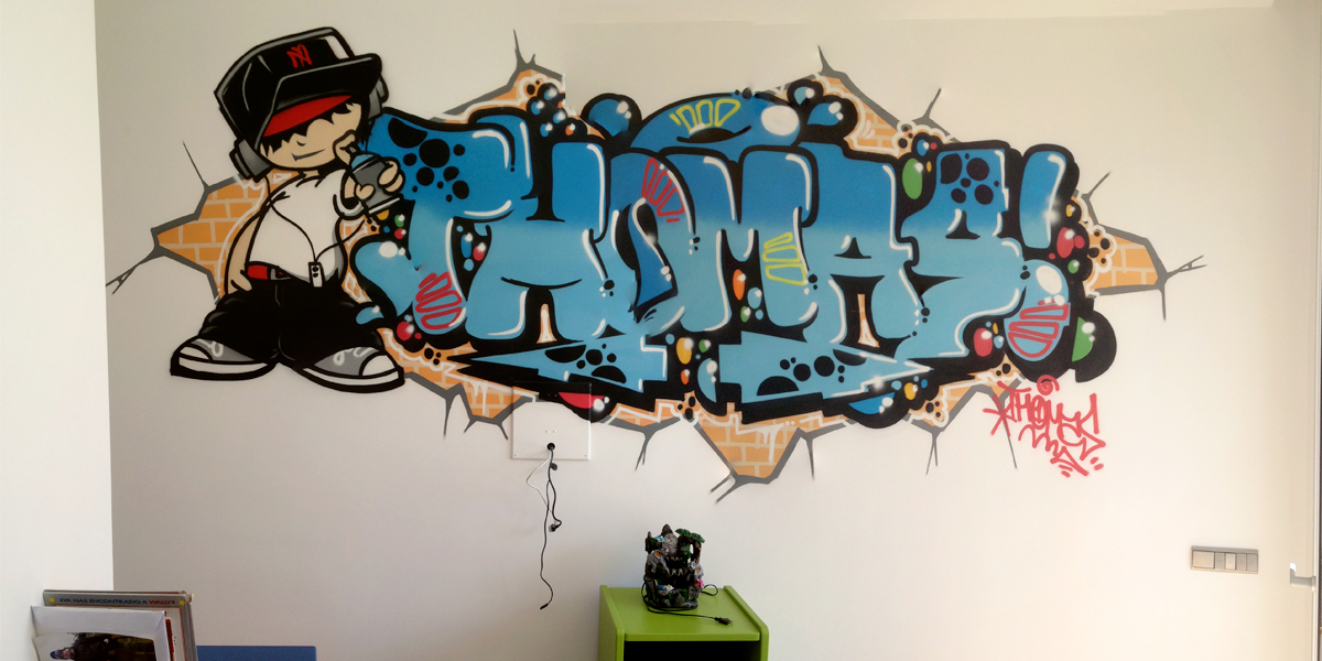 Graffiti con el nombre de Thomas en habitación de Madrid
