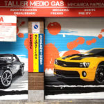 Graffiti de coches en taller mecánico de Madrid