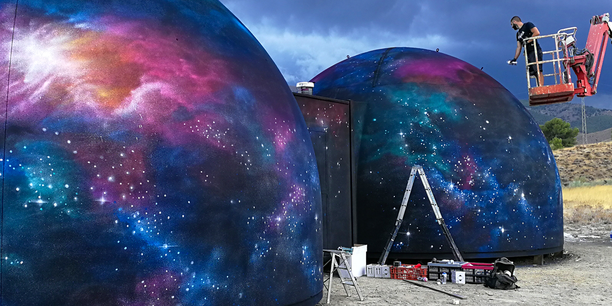 Pintando graffiti en planetario