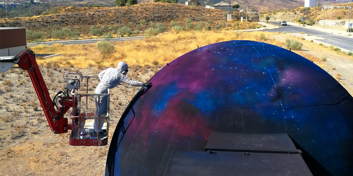 Graffiti profesional del espacio en el exterior de un planetario