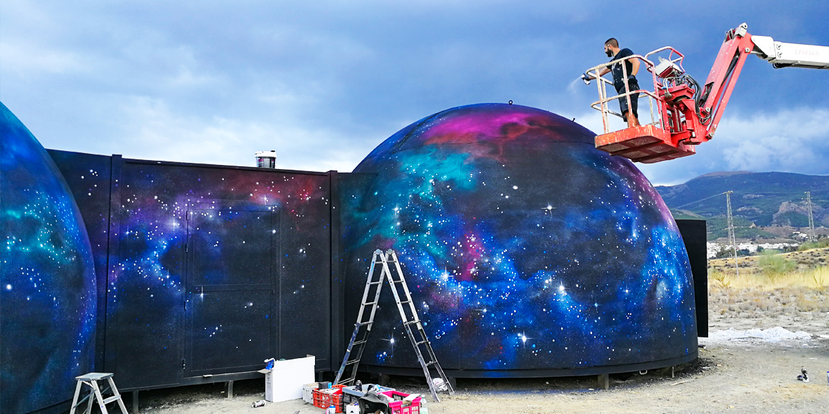 Graffiti de paisaje espacial en Almería