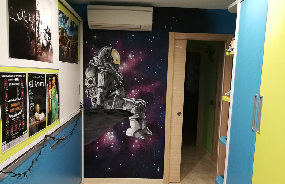 Mural decorativo de astronauta en habitación.