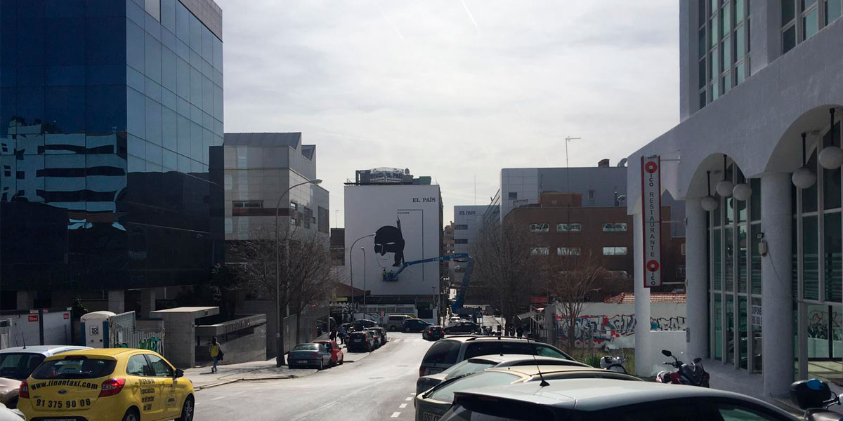 Graffiti en la fachada de El País.