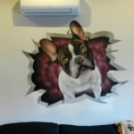 Graffiti de Bull-dog francés en salón de Madrid.