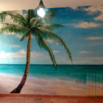 Mural de playa y palmera en casa.