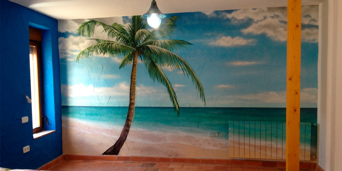 Mural de playa y palmera en casa.