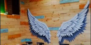 Mural con alas de ángel en bar.