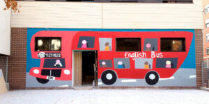 Graffiti mural en fachada de escuela de idiomas de Madrid.