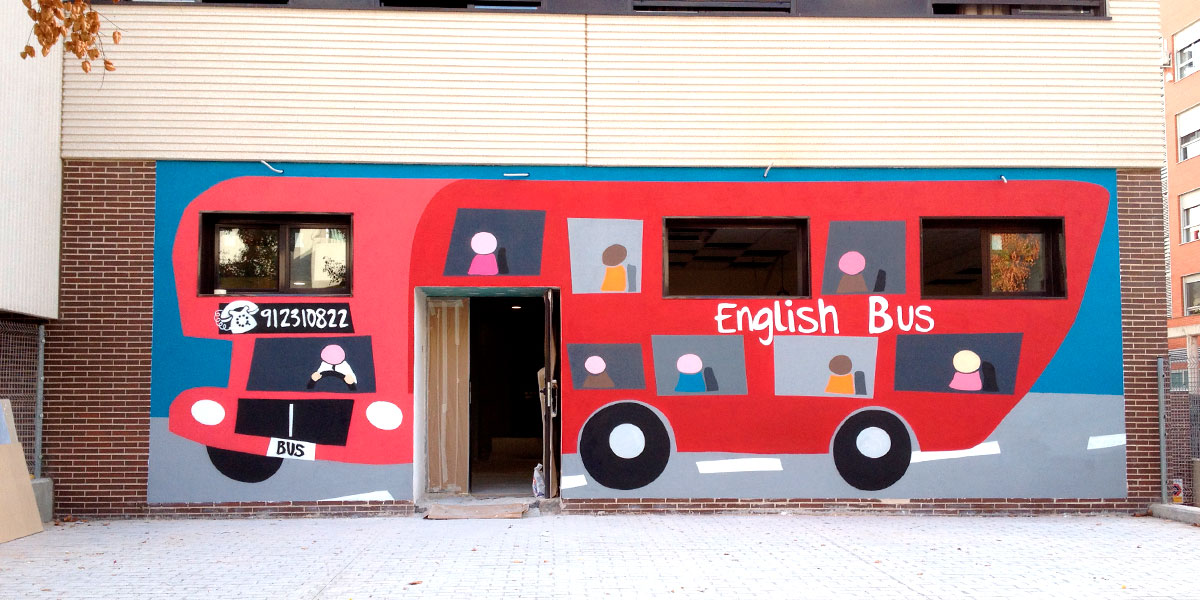 Graffiti mural en fachada de escuela de idiomas de Madrid.