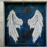Graffiti de alas en cierre de Madrid para hacerse fotos posando