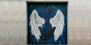 Graffiti de alas en cierre de Madrid para hacerse fotos posando