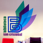 Mural con logotipo en biblioteca.