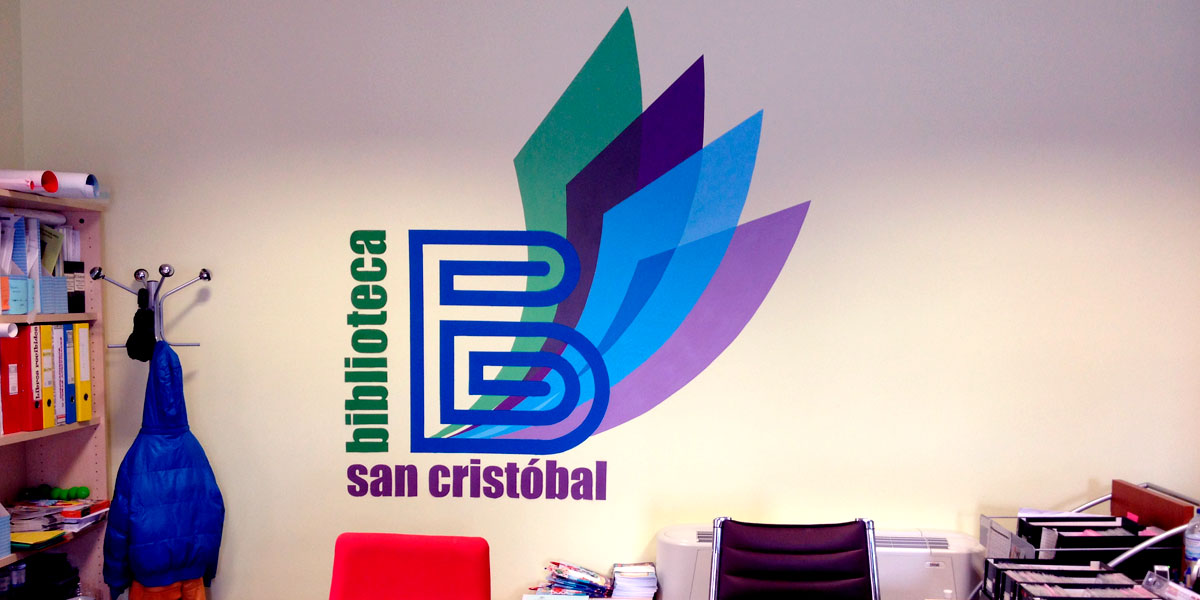 Mural con logotipo en biblioteca.