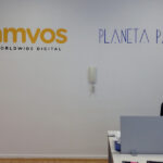 Logotipos pintados a mano en oficina de Madrid.
