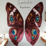 Mural de alas de mariposa para que la gente se haga fotos.