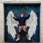 Posando con graffiti de alas en Madrid.