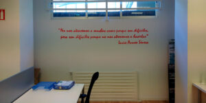 Frase motivadora pintada a mano en oficina.